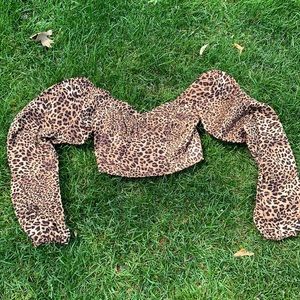 Off the shoulder leopard print crop top